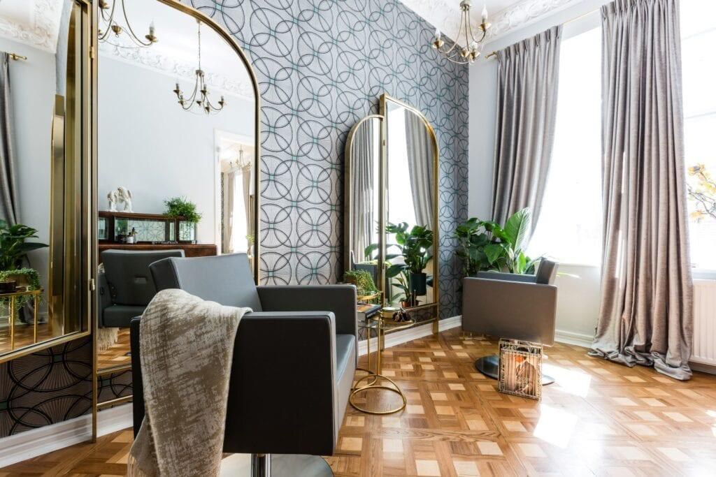 Elegancki gabinet beauty z lustrami i fotelami